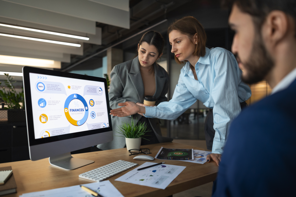 gente-en-la-oficina-analizando-y-revisando-graficos-financieros-peru